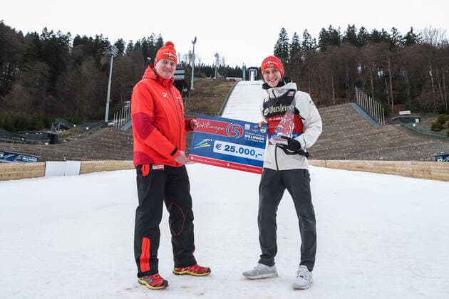 09.02.2020, Muehlenkopfschanze, Willingen, GER, FIS Weltcup Skisprung, Willingen, Herren, Siegerehrung, im Bild Stephan Leyhe (GER), Jurgen Hensel (SC Willingen President) after the winner ceremony for the men s FIS Skijumping World Cup at the Muehlenkopfschanze in Willingen, Germany on 2020 02 09. Willingen