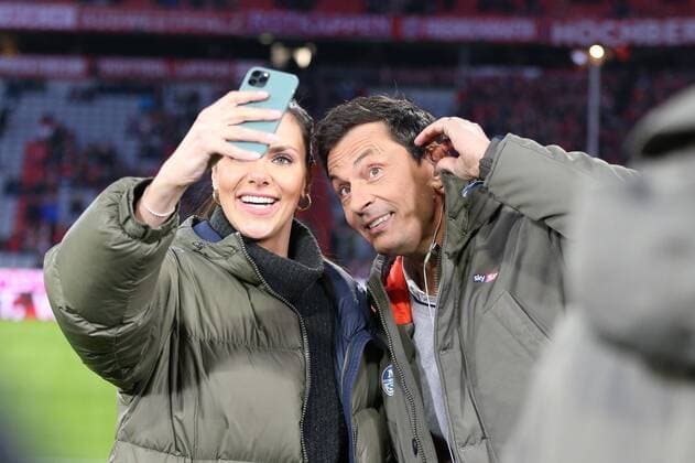 l-r: Reporter Esther Sedlaczek und Sebastian Hellmann (SKY beim Selfie, FC Bayern Muenchen vs. RB Leipzig, 1.Bundesliga, 09.02.2020, DFB regulations prohibit any use of photographs as image sequences and or quasi-video Muenchen Bayern Deutschland