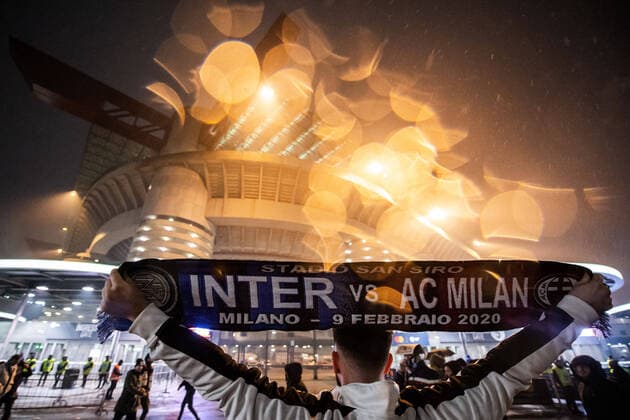 Sport Bilder des Tages 200209 A supporter pose with a scar outside of the San Siro stadium ahead of the Serie A match between Inter and Milan on February 9, 2020 in Milano. Photo: Petter Arvidson BILDBYRAN kod PA 92444 bbeng fotboll football fotball soccer serie a Inter Milan ac milan publik Copyright: PETTERxARVIDSON BB200209PA002