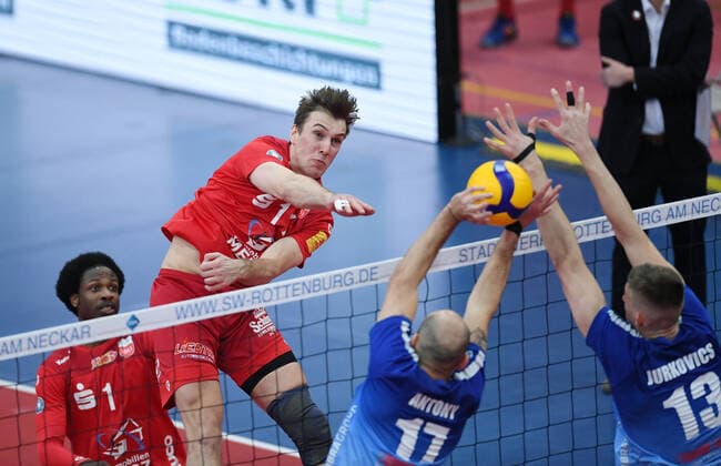 Volleyball 1. Bundesliga Saison 2019 2020 16. Spieltag in Tuebingen in der Paul Horn Arena 09.02.2020 TV Rottenburg - HEITEC Volleys Eltmann James Weir (li, TV Rottenburg) *** Volleyball 1 Bundesliga Season 2019 2020 16 Matchday in Tuebingen at the Paul Horn Arena 09 02 2020 TV Rottenburg HEITEC Volleys Eltmann James Weir li, TV Rottenburg
