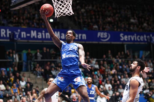 Sport Bilder des Tages Fraport Skyliners - HAKRO Merlins Crailsheim, 1.BBL Shaquille Hines (Fraport Skyliners, 24) mit einem Dunking. Rechts im Vordergrund Jeremy Morgan (HAKRO Merlins Crailsheim, 20)., Frankfurt am Main Hessen Deutschland Fraport-Arena
