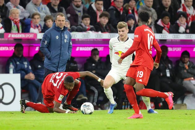 09.02.2020, Fussball 1. Bundesliga 2019 2020, 21. Spieltag, FC Bayern München - RB Leipzig, in der Allianz-Arena München. Trainer Hans-Dieter Flick (li, FC Bayern München) beobachtet Timo Werner (re, RB Leipzig) gegen David Alaba (FC Bayern München).