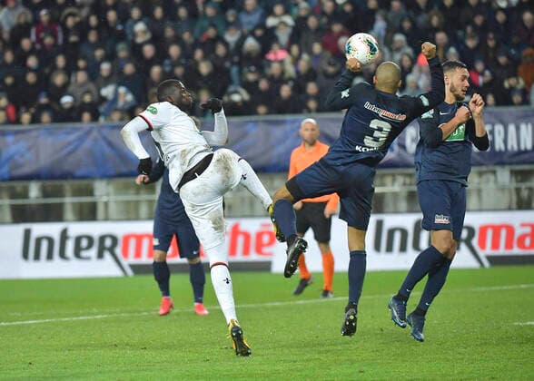 But de Niang Mbaye sur penalty Konki concede le penalty FOOTBALL : Coupe de France 1 4 de Finale Belfort vs Rennes - 11 02 2020 