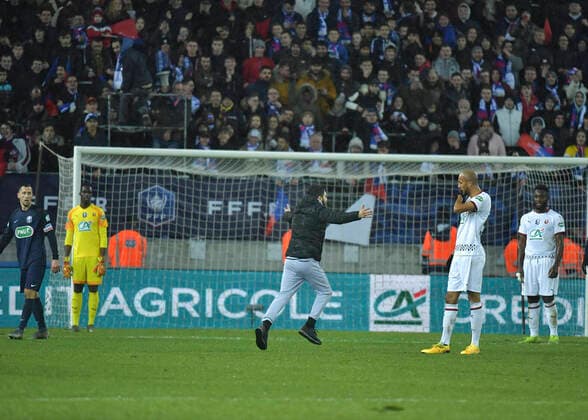 envahissement du terrain d un supporter FOOTBALL : Coupe de France 1 4 de Finale Belfort vs Rennes - 11 02 2020 