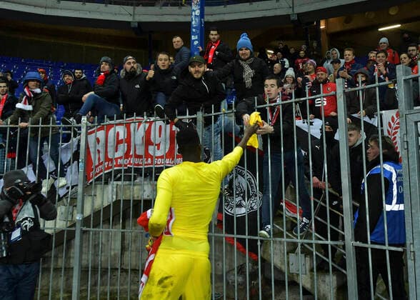 Le gardien de Rennes offre son maillot FOOTBALL : Coupe de France 1 4 de Finale Belfort vs Rennes - 11 02 2020 