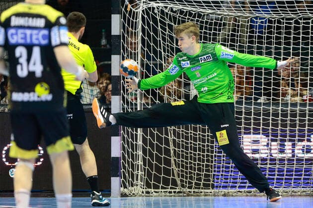 09.02.2020, xtgx, Handball EHF Cup, SC Magdeburg - RK Gorenje Velenje emspor, v.l. Tobias Thulin (Magdeburg, 12) Parade, haelt den Ball, faengt den Ball, pariert GETEC Arena