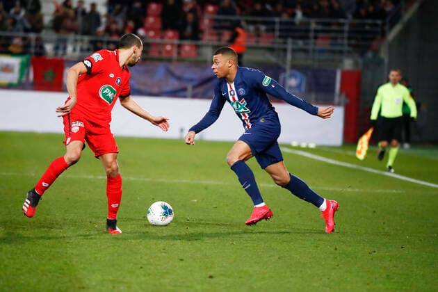 Kylian Mbappe ( PSG ) vs Romain Amalfitano ( Dijon ) FOOTBALL : Coupe de France - Dijon vs PSG - Ligue 1 - 12 02 2020 GwendolineLeGoff Panoramic 