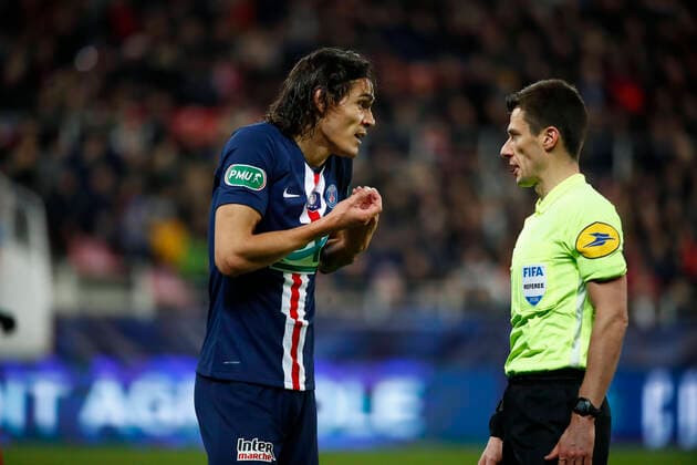 Edinson Cavani ( PSG ) et Benoit Bastien ( Arbitre principal ) FOOTBALL : Coupe de France - Dijon vs PSG - Ligue 1 - 12 02 2020 GwendolineLeGoff Panoramic 