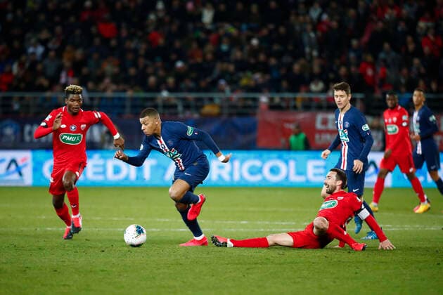 Kylian Mbappe ( PSG ) vs Didier Ndong ( Dijon ) Romain Amalfitano ( Dijon ) FOOTBALL : Coupe de France - Dijon vs PSG - Ligue 1 - 12 02 2020 GwendolineLeGoff Panoramic 