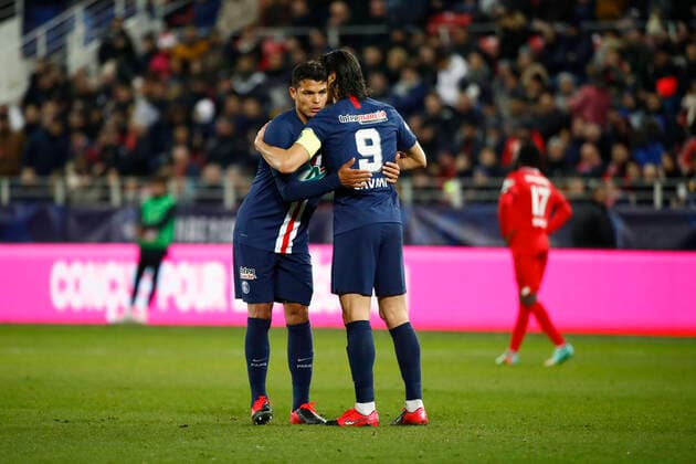 Thiago Silva ( PSG ) passe brassard capitaine a Edinson Cavani ( PSG ) FOOTBALL : Coupe de France - Dijon vs PSG - Ligue 1 - 12 02 2020 GwendolineLeGoff Panoramic 