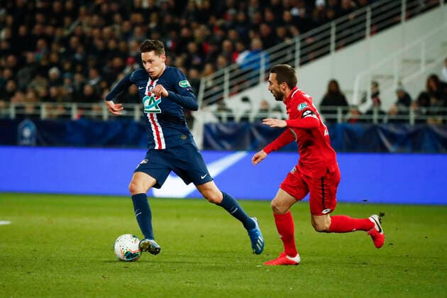 Julian Draxler (PSG) vs Romain Amalfitano ( Dijon ) FOOTBALL : Coupe de France - Dijon vs PSG - Ligue 1 - 12 02 2020 GwendolineLeGoff Panoramic 