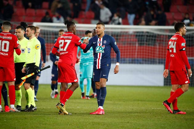 Hamza Mendyl (Dijon) et Kylian Mbappe ( PSG ) accolade FOOTBALL : Coupe de France - Dijon vs PSG - Ligue 1 - 12 02 2020 GwendolineLeGoff Panoramic 