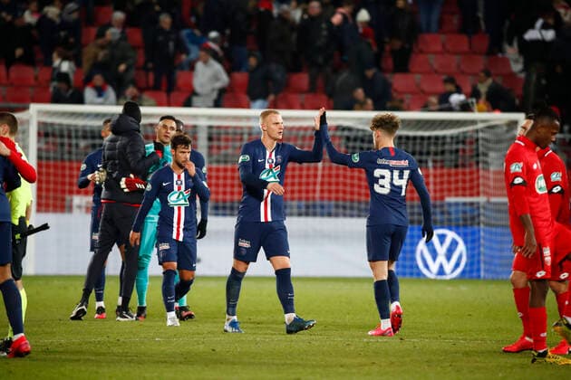 accolade joie Mitchel Bakker (PSG) avec Adil Aouchiche (PSG) FOOTBALL : Coupe de France - Dijon vs PSG - Ligue 1 - 12 02 2020 GwendolineLeGoff Panoramic 