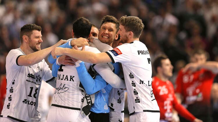 Foto : Siegesjubel bei den Spielern ... des THW nach dem Schlußpfiff , hier .... Torhüter Niklas Landin Jacobsen , er wird von den Mitspielern umarmt , rechts Magnus Landin Jacobsen , links Domagoj Duvnjak (Kiel) Handball Herren Wed. 12.02.2020 Champions League THW Kiel - Veszprem VS 29 - 28