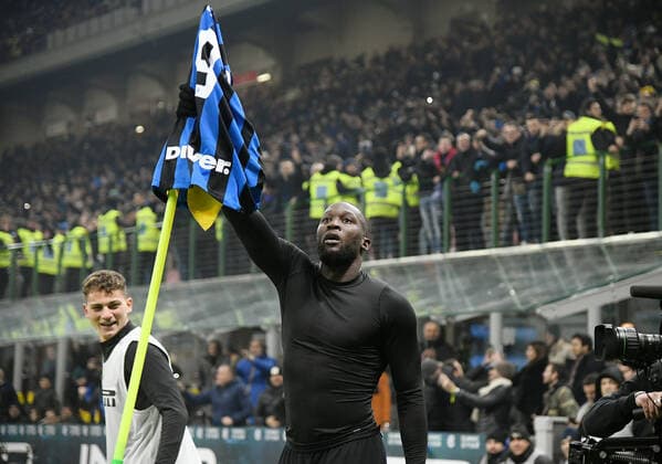 FUSSBALL INTERNATIONAL SERIE A 23. Spieltag SAISON 2019 2020 Inter Mailand - AC Mailand 09.02.2020 JUBEL Inter Mailand; Torschuetze zum 4-2 Romelu Lukaku (re) jubelt mit seinem Trikot auf der Eckfahne, Sebastiano Esposito (li)