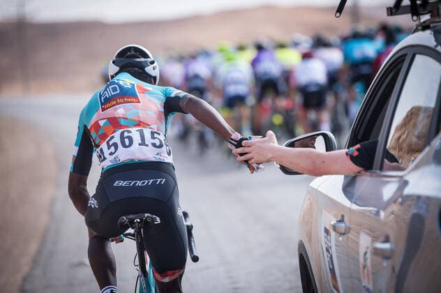 Suleiman Kangangi (KEN - Bike Aid) wird aus dem Begleitwagen verpflegt - Aktion Rennszene - Querformat - quer - horizontal - Event Veranstaltung: 1. Saudi Tour - 1.Etappe Stage 1: Saudi Arabian Olympic Committee Riad nach to Jaww 173.0 km - Ort Location: Ar Riyad - Region: Riad - Land Country: Saudi Arabia - Saudi Arabien - Datum Date: 04.02.2020