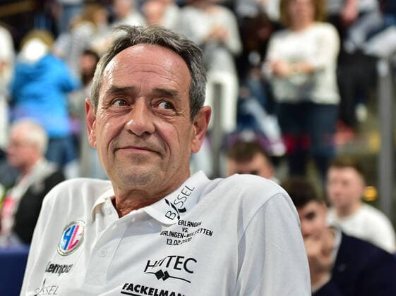 13.02.2020 - Handball - 1. Bundesliga LIQUI MOLY HBL - Saison 2019 2020 - 23. Spieltag: HC Erlangen Metropolregion Nürnberg HCE - HBW Balingen Weilstetten - Pressefoto Eibner OGo - Dr. Rolf Brack (Trainer HC Erlangen HCE ) vor Spielbeginn