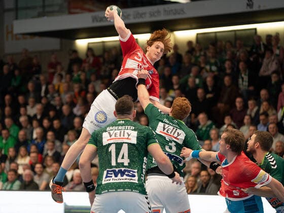 Lukas Stutzke (Bergischer HC 39) gegen Nicolai Theilinger (Frisch Auf Goeppingen 03), Frisch Auf Göppingen vs. Bergischer HC, 1. Bundesliga, Handball, Herren, 13.02.2020 Frisch Auf Göppingen vs. Bergischer HC, 1. Bundesliga, Handball, Herren, 13.02.2020 Göppingen Copyright: xEibner-Pressefotox EP_mst