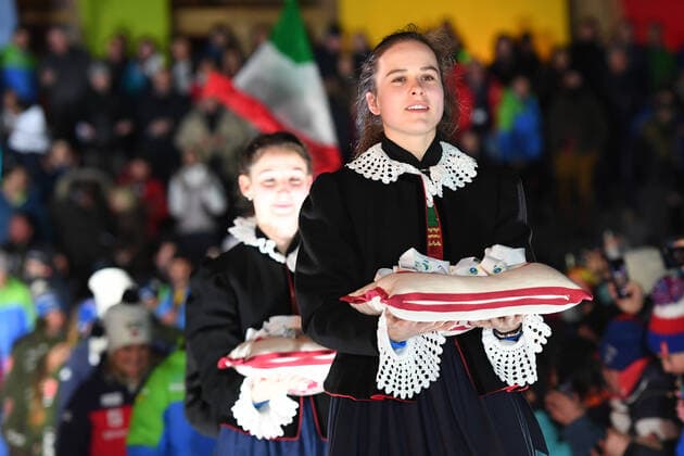 Sport Bilder des Tages BIATHLON - Medaillen-Mädchen bei der Siegerehrung IBU Weltmeisterschaft Biathlon Antholz Mixed Staffel am 13.02.2020, Italien, Südtirol Antholz-Anterselva Medal Plaza Südtirol Italien
