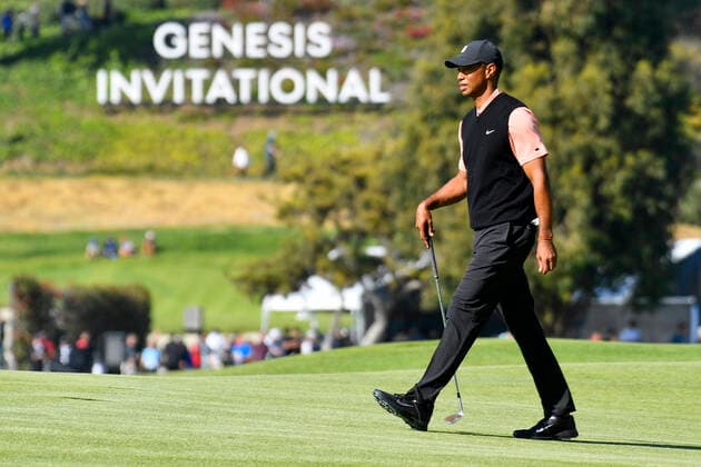 2020 Bilder des Jahres, Sport 02 Februar PACIFIC PALISADES, CA - FEBRUARY 13: Tiger Woods walks in from the of the Genesis Invitational sign during the first round of The Genesis Genesis Invitational golf tournament at the Riviera Country Club in Pacific Palisades, CA on February 13, 2020.(Photo by Brian Rothmuller Icon Sportswire) GOLF: FEB 13 PGA, Golf Herren - The Genesis Invitational Icon200213011