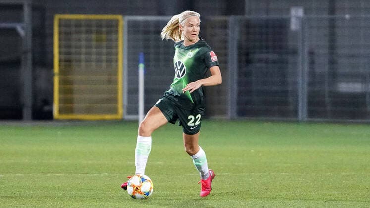Pernille Harder (Wolfsburg, 22), am Ball, Freisteller, Ganzkörper, Einzelbild, Aktion, Action, 14.02.2020, Sinsheim (Hoffenheim) (Deutschland), Fussball, Flyeralarm Frauen-Bundesliga, TSG 1899 Hoffenheim - VfL Wolfsburg, DFB DFL REGULATIONS PROHIBIT ANY USE OF PHOTOGRAPHS AS IMAGE SEQUENCES AND OR QUASI-VIDEO.