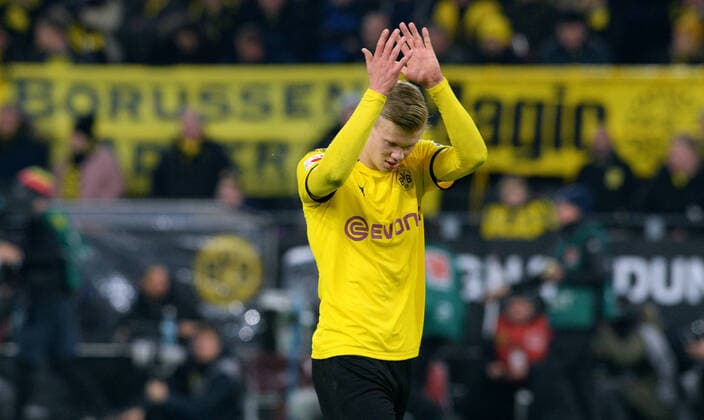 Fussball, Bundesliga, Deutschland, Herren, Saison 2019 2020, 22. Spieltag, Signal Iduna Park Dortmund: Bor. Dortmund, BVB (gelb) Eintracht Frankfurt (weiss) 4:0; Erling Haaland (BVB) bedankt sich bei seiner Auswechslung bei den Fans. DFB DFL REGULATIONS PROHIBIT ANY USE OF PHOTOGRAPHS AS IMAGE SEQUENCES AND OR QUASI-VIDEO