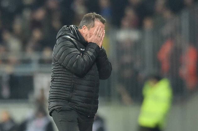 Fußball - 2. Bundesliga - 22. Spieltag FC St. Pauli - Dynamo Dresden am 14.02.2020 im Millerntor-Stadion in Hamburg Trainer Markus Kauczinski (Dresden) unzufrieden, enttäuscht, enttaeuscht, niedergeschlagen.