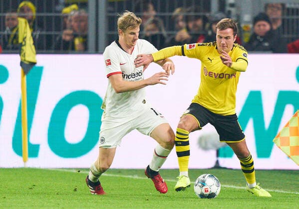 Football Dortmund - Frankfurt, Dortmund Feb 14, 2020. Mario GÖTZE, BVB 10 compete for the ball, tackling, duel, header, zweikampf, action, fight against Martin HINTEREGGER, FRA 13 BORUSSIA DORTMUND - EINTRACHT FRANKFURT 4-0 - DFL REGULATIONS PROHIBIT ANY USE OF PHOTOGRAPHS as IMAGE SEQUENCES and or QUASI-VIDEO - 1.German Soccer League , Dortmund, February 14, 2020. Season 2019 2020, match day 22, BVB,