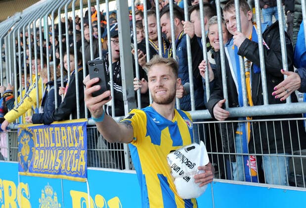 Felix Burmeister (Eintracht Braunschweig) Selfie mit den Fans DFL REGULATIONS PROHIBIT ANY USE OF PHOTOGRAPHS AS IMAGE SEQUENCES AND OR QUASI-VIDEO.