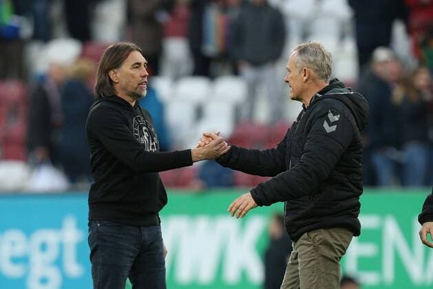 Spielende, l-r: Chef-Trainer Martin Schmidt (FC Augsburg) und Chef-Trainer Christian Streich (SC Freiburg) geben sich die Hand, FC Augsburg vs. SC Freiburg, Fussball, 1.Bundesliga, 15.02.2020, DFL REGULATIONS PROHIBIT ANY USE OF PHOTOGRAPHS AS IMAGE SEQUENCES AND OR QUASI-VIDEO Augsburg Bayern Deutschland