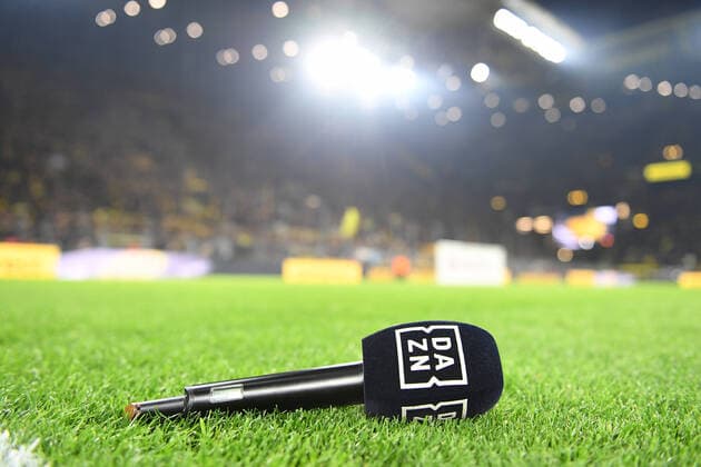 Fußball: 1. Bundesliga, Saison 2019 2020, 22. Spieltag, Borussia Dortmund - Eintracht Frankfurt am 14.02.2020 im Signal Iduna Park in Dortmund (Nordrhein-Westfalen). Mikrofon, DAZN, Spielfeld, Rasen, Hinterleger, Feature, Allgemein, DFL REGULATIONS PROHIBIT ANY USE OF PHOTOGRAPHS AS IMAGE SEQUENCES AND OR QUASI-VIDEO. *** Fußball 1 Bundesliga, Saison 2019 2020, 22 Matchday, Borussia Dortmund Eintracht Frankfurt am 14 02 2020 at Signal Iduna Park in Dortmund Nordrhein Westfalen Microphone, DAZN, Field, Lawn, Backer, Feature, General, DFL REGULATIONS PROHIBIT ANY USE OF PHOTOGRAPHS AS IMAGE SEQUENCES AND OR QUASI VIDEO Copyright: xNeundorf Kirchner-Mediax