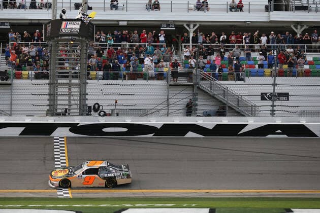 2020 Bilder des Jahres, Sport 02 Februar Sport Bilder des Tages Noah Gragson (9) crosses the finish line to win 39th annual NASCAR, Motorsport, USA Racing Experience 300 at the Daytona International Speedway on Saturday February 15, 2020 Daytona, FL.  DAY2020021521 MIKExGENTRY