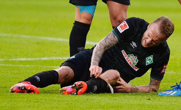 Fußball Bundesliga, Saison 2019 2020, 22. Spieltag, RB Leipzig vs. SV Werder Bremen (15.02.2020) - 3:0 (2:0). Kevin Vogt (Innenverteidiger Bremen, Rueckennummer 3) liegt verletzt auf dem Rasen und hält sich das Knie beim Bundesliga-Spiel Leipzig gegen Bremen (15.02.2020) Leipzig Sachsen Deutschland Red-Bull Arena *** Football Bundesliga, season 2019 2020, 22 matchday, RB Leipzig vs SV Werder Bremen 15 02 2020 3 0 2 0 Kevin Vogt central defender Bremen, back number 3 injured on the grass and keeping his knee during the Bundesliga match Leipzig vs. Bremen 15 02 2020 Leipzig Sachsen Germany Red Bull Arena