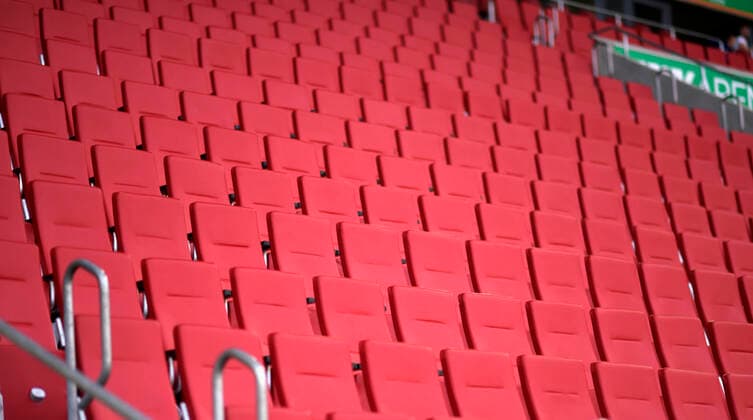 Fußball, Stadiongeschichte FC Augsburg 15.02.2020, Fussball 1. Bundesliga 2019 2020, 22. Spieltag, FC Augsburg - SC Freiburg, in der WWK-Arena Augsburg. Leere Sitze auf der Tribüne lange vor dem Spiel.