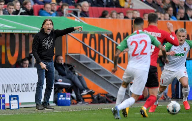 15.02.2020, Fussball 1. Bundesliga 2019 2020, 22. Spieltag, FC Augsburg - SC Freiburg, in der WWK-Arena Augsburg. Trainer Martin Schmidt (FC Augsburg) gibt Anweisungen.