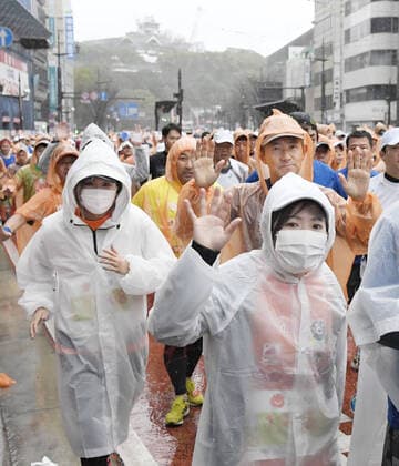 New coronavirus Runners wear masks during a marathon in Kumamoto, southwestern Japan, on Feb. 16, 2020, amid coronavirus fears. 