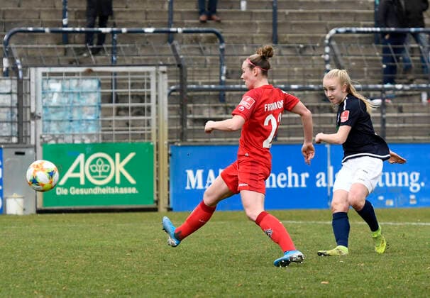 Caroline Siems (Potsdam, 3, re.) erzielt das Tor zum 2:0, Romina Frommont (Köln, li.), 1.FFC Turbine Potsdam - 1. FC Köln, Fußball, Frauen, Bundesliga, Saison 2019 2020, Potsdam, 16.02.2020, Deutschland, DFB DFL REGULATIONS PROHIBIT ANY USE OF PHOTOGRAPHS AS IMAGE SEQUENCES AND OR QUASI-VIDEO.