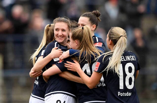 Potsdam bejubelt das Tor 1:0 durch Lara Prasnikar (Potsdam, 24, li.), 1.FFC Turbine Potsdam - 1. FC Köln, Fußball, Frauen, Bundesliga, Saison 2019 2020, Potsdam, 16.02.2020, Deutschland, DFB DFL REGULATIONS PROHIBIT ANY USE OF PHOTOGRAPHS AS IMAGE SEQUENCES AND OR QUASI-VIDEO.