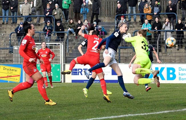 Johanna Elsig (Jojo Elsig, Potsdam, 4, 2.vo.re.) erzielt das Tor zum 4:0 gegen Elvira Herzog (Köln, re.), 1.FFC Turbine Potsdam - 1. FC Köln, Fußball, Frauen, Bundesliga, Saison 2019 2020, Potsdam, 16.02.2020, Deutschland, DFB DFL REGULATIONS PROHIBIT ANY USE OF PHOTOGRAPHS AS IMAGE SEQUENCES AND OR QUASI-VIDEO.