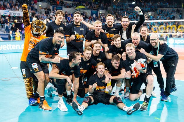 Siegerfoto der Berliner Mannschaft, Powervolley Dueren vs Berlin Recycling Volleys, Volleyball, DVV Pokalfinale der Maenner, 16.02.2020 Powervolley Dueren vs Berlin Recycling Volleys, Volleyball, DVV Pokalfinale der Maenner, 16.02.2020 Copyright: xNeisx Eibner-Pressefotox EP_ans