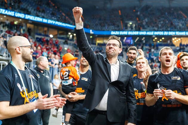 Cody Kessel (Berlin Recycling Volleys) jubelt mit den Fans, Powervolley Dueren vs Berlin Recycling Volleys, Volleyball, DVV Pokalfinale der Maenner, 16.02.2020 Powervolley Dueren vs Berlin Recycling Volleys, Volleyball, DVV Pokalfinale der Maenner, 16.02.2020 Copyright: xNeisx Eibner-Pressefotox EP_ans