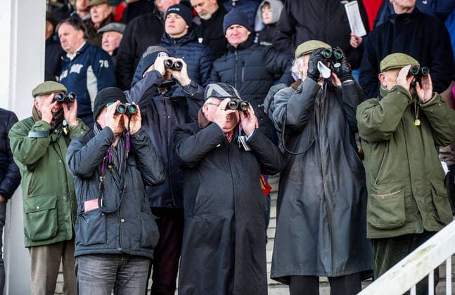 2020 Bilder des Jahres, Sport 02 Februar Sport Bilder des Tages EDITORIAL USE ONLY Ladbrokes Boyne Hurdle Day, Navan Racecourse, Navan, Co. Meath 16 2 2020 Rcegoers watching action during the forth race Rcegoers watching action during the forth race 16 2 2020  Copyright: x©INPHO BryanxKeanex A51I8547