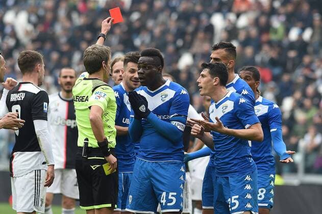 2020 Bilder des Jahres, Sport 02 Februar IPP20200216 Football - soccer: Serie A, Juventus Turin - Brescia Calcio, le proteste di Mario Balotelli con l arbitro daniele chiffi - che mostra il cartellino rosso per espellere un caciatore del Brescia (Verwendung nur in Deutschland - GERMANY ONLY) *** IPP20200216 Football soccer Serie A, Juventus Turin Brescia Calcio, le proteste di Mario Balotelli con l arbitro daniele chiffi che mostra il cartellino rosso per espellere un caciatore del Brescia Use only in Germany GERMANY ONLY 
