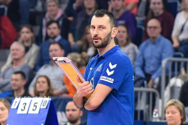 Stuttgarts Trainer Giannis Athanasopoulos beim Spiel des DVV Pokal Finale Dresdner SC - Allianz MTV Stuttgart. Mannheim. 16.02.20 Volleyball DVV Pokal Finale , Mannheim Baden Wuerttemberg Deutschland SAP Arena