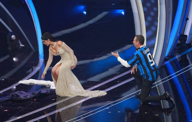 IPP20200206 Event: Festival della Canzone Italiana 2020 Sanremo, il conduttore Amadeus - Amedeo Umberto Rita Sebastiani - con indosso una maglia dell Inter di Romelu Lukaku con Georgina Rodriguez - moglie di Cristiano Ronaldo calciatore della Juventus (Verwendung nur in Deutschland - GERMANY ONLY) *** IPP20200206 Event Festival della Canzone Italiana 2020 Sanremo, il conduttore Amadeus Amedeo Umberto Rita Sebastiani con indosso una maglia dell Inter di Romelu Lukaku con Georgina Rodriguez moglie di Cristiano Ronaldo calciatore della Juventus Use only in Germany GERMANY ONLY 