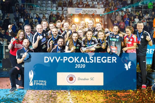 Siegerbild der Dresdener Damen, Dresdener SC vs Allianz MTV Stuttgart, Volleyball, DVV Pokalfinale der Frauen, 16.02.2020 Dresdener SC vs Allianz MTV Stuttgart, Volleyball, DVV Pokalfinale der Frauen, 16.02.2020 Copyright: xNeisx Eibner-Pressefotox EP_ans