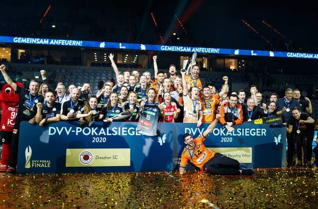 Siegerbild der Dresdener Damen und der Herren aus Berlin, Dresdener SC vs Allianz MTV Stuttgart, Volleyball, DVV Pokalfinale der Frauen, 16.02.2020 Dresdener SC vs Allianz MTV Stuttgart, Volleyball, DVV Pokalfinale der Frauen, 16.02.2020 Copyright: xNeisx Eibner-Pressefotox EP_ans