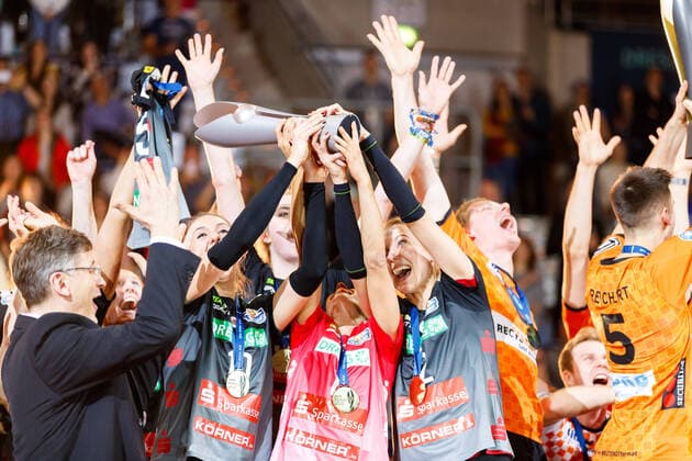 Die Dresdener Mannschaft bejubelt den Sieg mit Pokal, Dresdener SC vs Allianz MTV Stuttgart, Volleyball, DVV Pokalfinale der Frauen, 16.02.2020 Dresdener SC vs Allianz MTV Stuttgart, Volleyball, DVV Pokalfinale der Frauen, 16.02.2020 Copyright: xNeisx Eibner-Pressefotox EP_ans