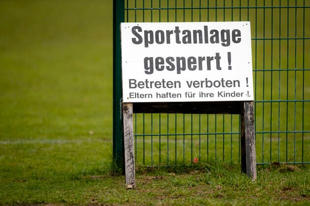 An einem Zaun lehnt ein Schild mit der Aufschrift Sportanlage gesperrt . Fussball, Themenbild, Symbolbild, 14.04.19 Schleswig-Holstein Germany Copyright: xAgentur54Gradx xFelixxKoenigx