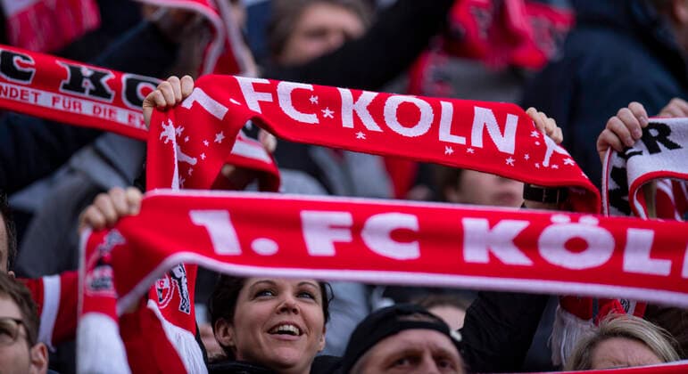 Fußball: 1. Bundesliga, Saison 2019 2020, 22. Spieltag, 1.FC Köln - FC Bayern München am 16.02.2020 im RheinEnergieStadion in Köln (Nordrhein-Westfalen). Tribuene, Fans, Schals, Schal, Fahnen, Hinterleger, Feature, Allgemein, DFL REGULATIONS PROHIBIT ANY USE OF PHOTOGRAPHS AS IMAGE SEQUENCES AND OR QUASI-VIDEO. *** Football 1 Bundesliga, Season 2019 2020, 22 Matchday, 1 FC Köln FC Bayern Munich on 16 02 2020 at the RheinEnergieStadion in Cologne North Rhine-Westphalia Tribune, Fans, Scarves, Scarf, Flags, Backers, Feature, General, DFL REGULATIONS PROHIBIT ANY USE OF PHOTOGRAPHS AS IMAGE SEQUENCES AND OR QUASI VIDEO Copyright: xNeundorf Kirchner-Mediax